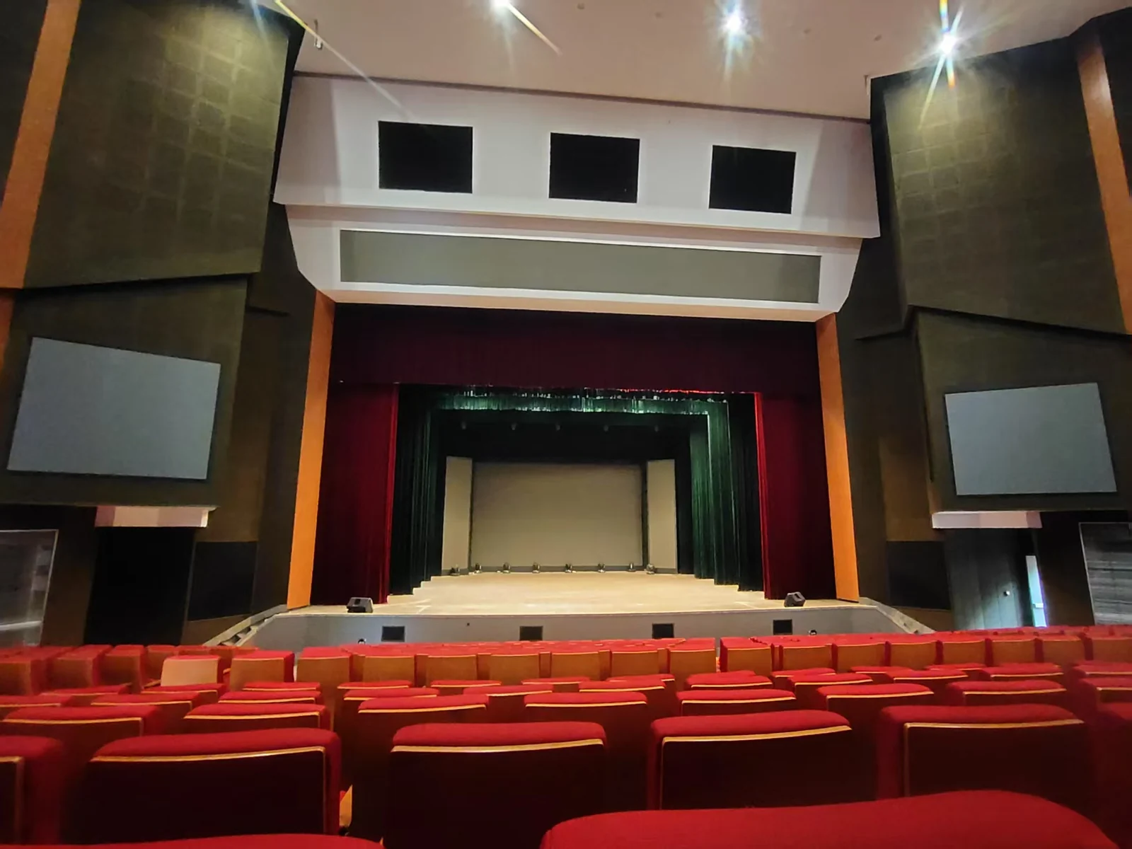 重庆移通学院缤果大剧院